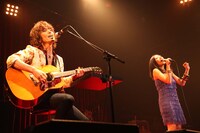 ライブの中盤では、天国の忌野清志郎に捧げるように「デイドリーム・ビリーバー」が歌われた。