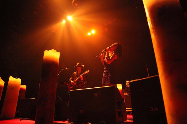 「オレンジ」でセッションするLeyonaと仲井戸"CHABO"麗市。あたたかなキャンドルの火がステージを包んだ。