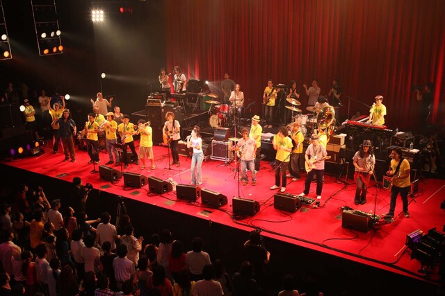 アンコール3曲目「Monkey Man」では出演者全員が一堂に会し大セッション。