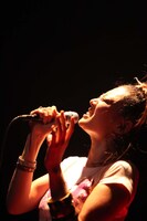 Leyonaは8月26日に2枚のベストアルバム「SUN」と「SEA」を同時リリース。この日披露された楽曲も多数収録される。