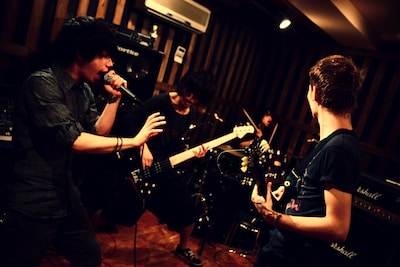 5カ月ぶりの活動再開を発表したONE OK ROCK。今後のライブはサポートメンバーを加えず、4人で行う。