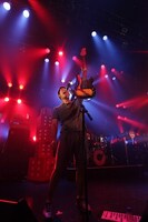 ベースを高く掲げて叫ぶタケムラ。