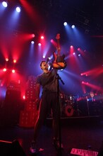 ベースを高く掲げて叫ぶタケムラ。