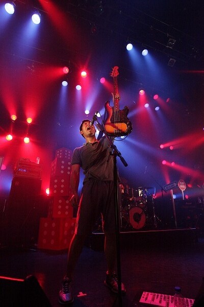 ベースを高く掲げて叫ぶタケムラ。