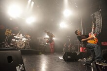 石丸は1996年春にバンドに加入し、14年にわたってSNAIL RAMPのリズムの要を担ってきた