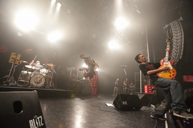 石丸は1996年春にバンドに加入し、14年にわたってSNAIL RAMPのリズムの要を担ってきた