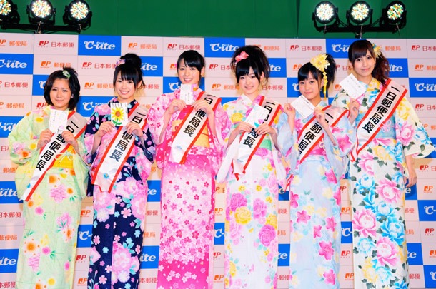 それぞれ直筆の暑中見舞いハガキを持って撮影に挑む、1日郵便局長の℃-ute。