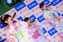 左から鈴木愛理、萩原舞、梅田えりか