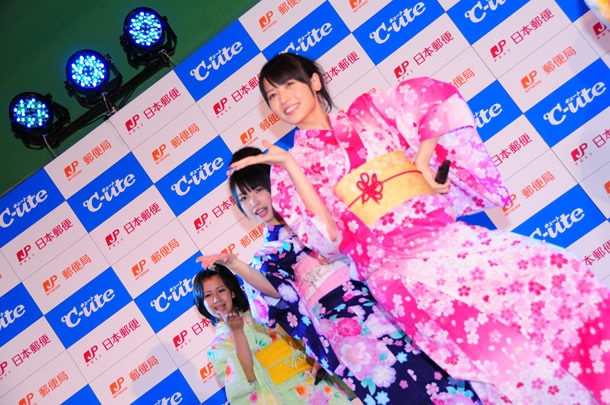 左から岡井千聖、中島早貴、矢島舞美