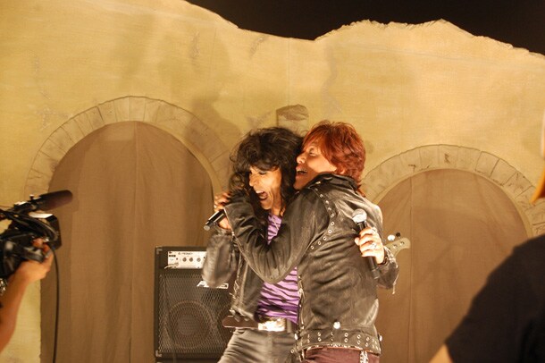 思わず熱が入るビデオクリップ撮影風景。悪魔に魂を売ったがごとき阿部リポーターの豹変ぶりはすさまじい。