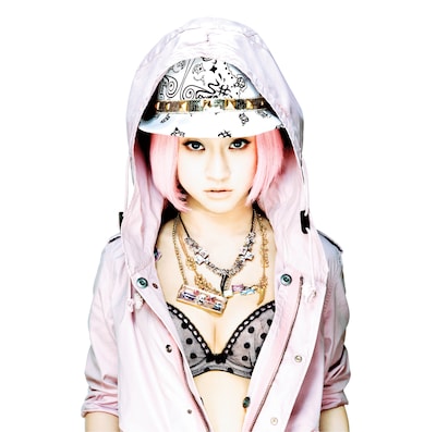 J-WAVEのレギュラー番組も絶好調のJASMINE。更新中のオフィシャルブログも彼女自身「すっげえ人数ふえたし、訪問者数はんぱね！！！」と語るほどの人気を集めている。