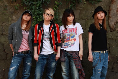 メロン記念日はイベント直後の10月21日、THE COLLECTORSとのコラボシングル「青春・オン・ザ・ロード」をタワーレコード限定でリリースする。