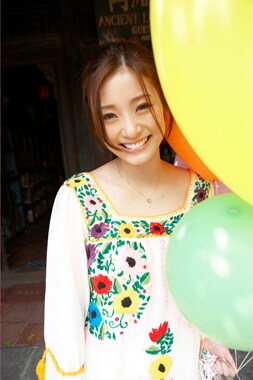 シングル曲「Smile for...」は広瀬香美が、「もう一度だけ」はRYOJI（ケツメイシ）が楽曲を提供。アルバムにも豪華作家陣が参加している。