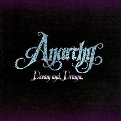 写真が課題作となるアルバム「Dream and Drama」。昨年9月にリリースされ、収録曲のビデオクリップが音楽賞「Space Shower TV MVA 2009」のBEST HIP HOP VIDEO OF THE YEARを受賞するなど、各所から高い評価を得ている。