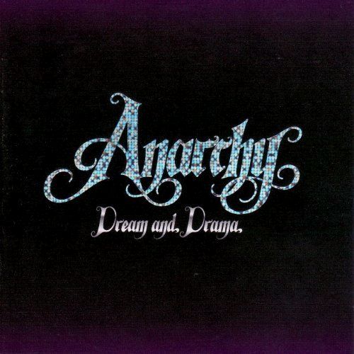 写真が課題作となるアルバム「Dream and Drama」。昨年9月にリリースされ、収録曲のビデオクリップが音楽賞「Space Shower TV MVA 2009」のBEST HIP HOP VIDEO OF THE YEARを受賞するなど、各所から高い評価を得ている。