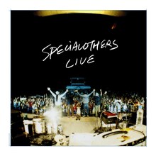 スペアザはこの夏「ROCK IN JAPAN FESTIVAL 2009」「RISING SUN ROCK FESTIVAL 2009 in EZO」「MTV VIBRATIONS 09」「SUNSET LIVE 09」に出演する（写真はライブアルバム「Live at 日比谷野外大音楽堂 090516 "QUTIMA Ver.10 -PB Adventure-" CD」のジャケット）。