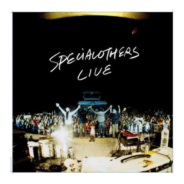 スペアザはこの夏「ROCK IN JAPAN FESTIVAL 2009」「RISING SUN ROCK FESTIVAL 2009 in EZO」「MTV VIBRATIONS 09」「SUNSET LIVE 09」に出演する（写真はライブアルバム「Live at 日比谷野外大音楽堂 090516 "QUTIMA Ver.10 -PB Adventure-" CD」のジャケット）。