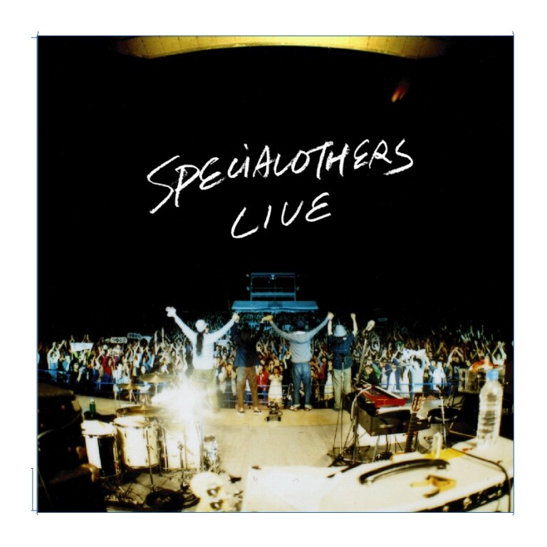 スペアザはこの夏「ROCK IN JAPAN FESTIVAL 2009」「RISING SUN ROCK FESTIVAL 2009 in EZO」「MTV VIBRATIONS 09」「SUNSET LIVE 09」に出演する（写真はライブアルバム「Live at 日比谷野外大音楽堂 090516 "QUTIMA Ver.10 -PB Adventure-" CD」のジャケット）。