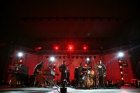 日比谷野外大音楽堂のステージに立つSPECIAL OTHERS。