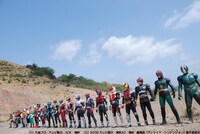 今回の映画では仮面ライダー1号から仮面ライダーディケイド＆ディエンドまで、全ライダー26人が一堂に会する。