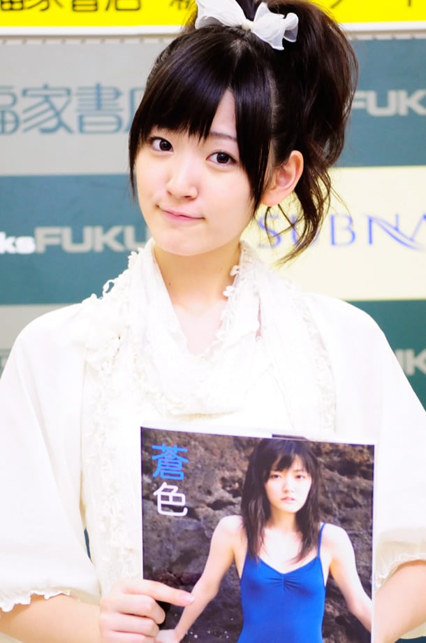 水着カットは伊豆で撮影。台湾ロケでは天気に恵まれなかったものの、伊豆では晴天のもと気持ちよく撮影できたという。愛理は「一時は自分は雨女なのかもしれないと思ったけど、日本では無事晴れたので安心しました」とコメント。