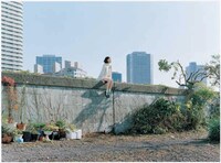 初めて見る外の世界で、いろいろな人間とすれ違い、つながっていく空気人形。写真／瀧本幹也、杉田 知洋江（ｃ）業田良家/小学館/2009『空気人形』製作委員会