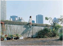 初めて見る外の世界で、いろいろな人間とすれ違い、つながっていく空気人形。写真／瀧本幹也、杉田 知洋江（ｃ）業田良家/小学館/2009『空気人形』製作委員会