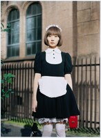 持ち主が仕事に出かけると、空気人形は洋服を着て、靴を履き、街へと歩き出す。（ｃ）業田良家/小学館/2009『空気人形』製作委員会