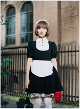 持ち主が仕事に出かけると、空気人形は洋服を着て、靴を履き、街へと歩き出す。（ｃ）業田良家/小学館/2009『空気人形』製作委員会