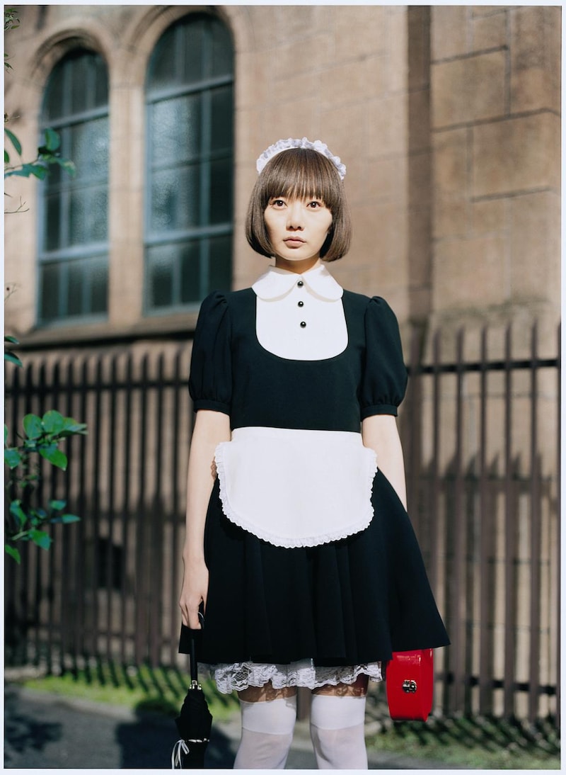 持ち主が仕事に出かけると、空気人形は洋服を着て、靴を履き、街へと歩き出す。（ｃ）業田良家/小学館/2009『空気人形』製作委員会