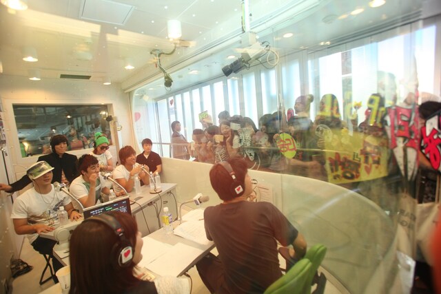 集まったファンがBIGBANGと会えた時間は、ほんの数分。ハングル語で熱いメッセージが綴られた手作りのうちわや、メッセージボードを掲げるファンに、メンバーはずっと笑顔で手を振り続けていた。