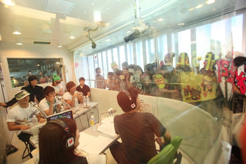 集まったファンがBIGBANGと会えた時間は、ほんの数分。ハングル語で熱いメッセージが綴られた手作りのうちわや、メッセージボードを掲げるファンに、メンバーはずっと笑顔で手を振り続けていた。