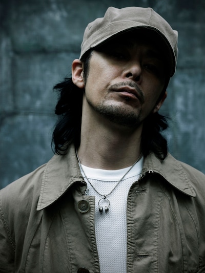 写真はMETHOD OF DEFIANCEにゲスト参加するDJ KRUSH。今回METHOD OF DEFIANCEはBill Laswell、Bernie Worrell、近藤等則、Dr Israel、Hawkman、Guy Licataという編成でライブを行う。