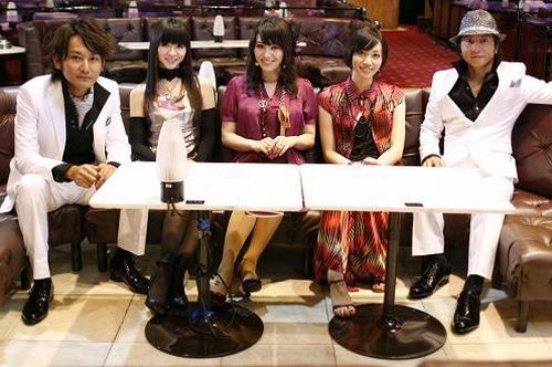 Perfumeがゲスト出演した「痛い立ち位置」ビデオクリップの撮影風景。この曲のPVは「PG CLIPS 4th LAP」に収録され、Perfumeは「痛い立ち位置 “Special Net live” ver.」には出演していない。