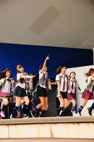 メンバーが左右に移動するたびに、客席からは女性客の歓声＆悲鳴が沸き起こった。