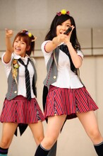 小野恵令奈。後ろは高橋みなみ