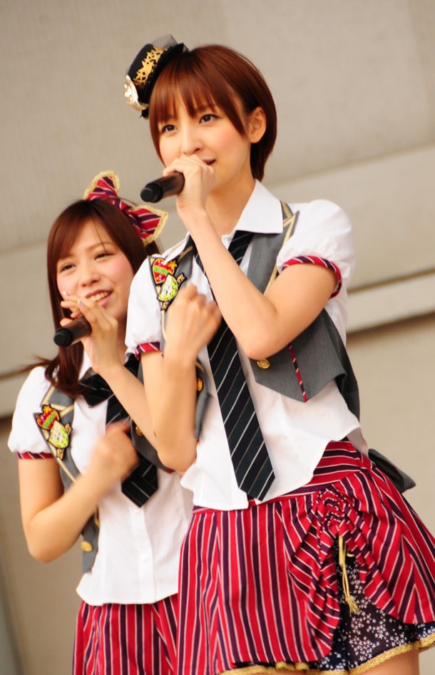 篠田麻里子。後ろは河西智美