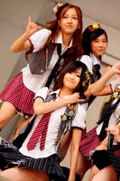 前田敦子。後ろは左から板野友美、小野恵令奈