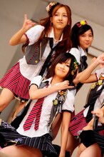 前田敦子。後ろは左から板野友美、小野恵令奈