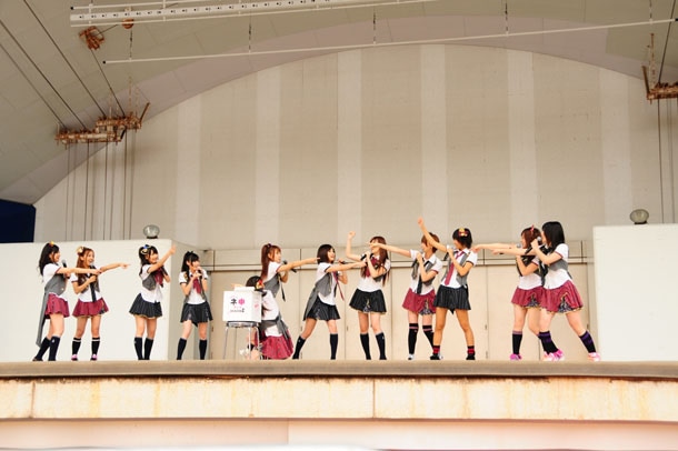 ムチャぶりに対し、思い思いのメンバーを指すAKB48
