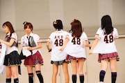 ジャイアンツの特製ユニフォームを紹介するAKB48。