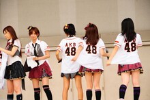 ジャイアンツの特製ユニフォームを紹介するAKB48。
