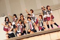 大島優子がMCで、「涙サプライズ！」がオリコンデイリーチャート2位にランクインしたことを告げると、客席からは大歓声が沸き起こった。