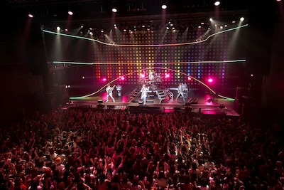 昨日6月28日にはSHIBUYA-AXにてライブを行ったKra。2時間半で全19曲を披露したほか、途中のMCでは掃除の話題やメンバーのキャラ設定などライブとは関係のないトークを延々と展開した（写真はライブの模様）。