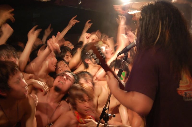 写真は過去に行われた「地獄絵図」の模様。会場の熱気と狂乱は一目瞭然だ。なお、過去の「地獄絵図」の映像はDVD「Deco Vs Deco～デコ対デコ～」で観ることができるので、参加を検討している人は予習と予防を兼ねてチェックしておこう。