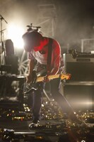 ツアーファイナル直前に歩数計をなくしてしまった古村。ライブ中はその失望を感じさせない、エネルギッシュなプレイで魅せた。