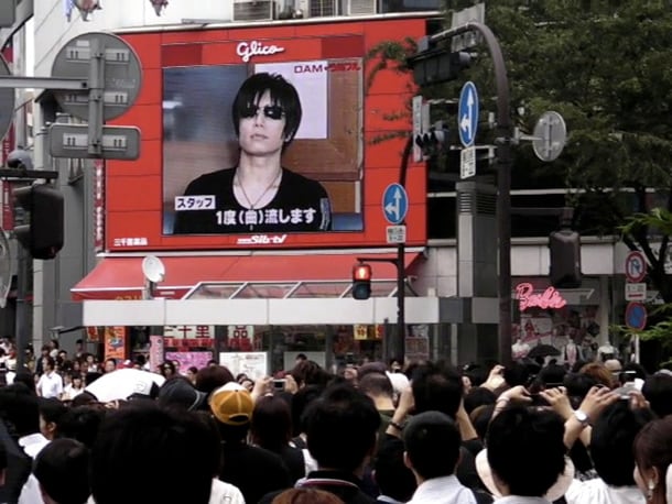 ラフなスタイルでカラオケボックスに登場したGACKT。わずか5分の出来事とはいえ、渋谷はちょっとしたパニックに。