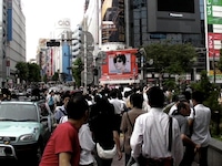 GACKTが熱唱するビジョンの上には、話題の本「YOSHIKI/佳樹」の広告が。