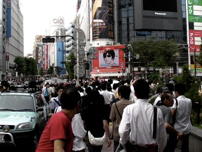 GACKTが熱唱するビジョンの上には、話題の本「YOSHIKI/佳樹」の広告が。