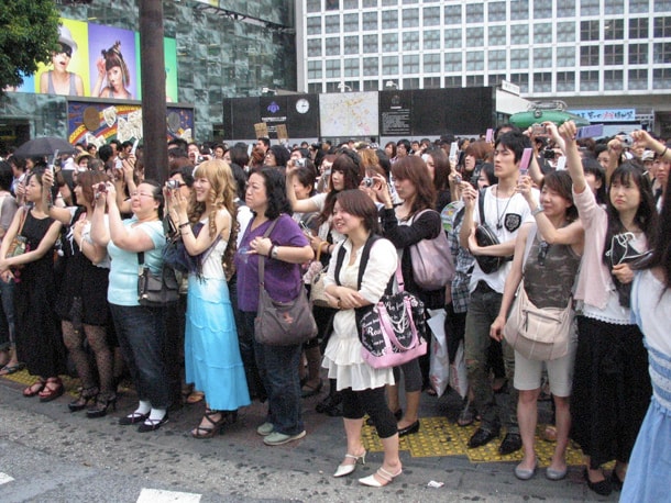 一斉に街頭ビジョンにカメラを向ける渋谷の若者たち。